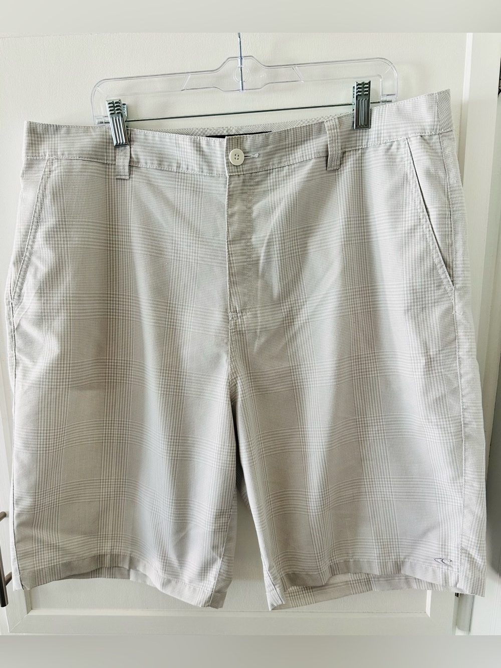 O'Neill Men's Light Gray Plaid Flat-Front Shorts - Size 38